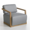 Sillón capitonado estilo minimalista con tela gris claro y brazos de madera natural
