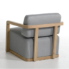 Sillón capitonado estilo minimalista con tela gris claro y brazos de madera natural - Image 2